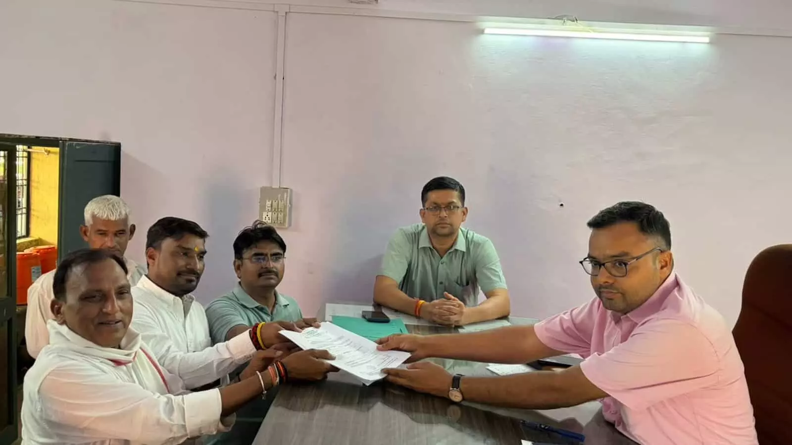 तस्वीर में कांग्रेस नेता सिरोही की भावरी पंचायत समिति चुनाव हेतु अधिकारी को उम्मीदवारों की सूची सौंपते हुए। तस्वीर में कांग्रेस नेता सिरोही की भावरी पंचायत समिति चुनाव हेतु अधिकारी को उम्मीदवारों की सूची सौंपते हुए।