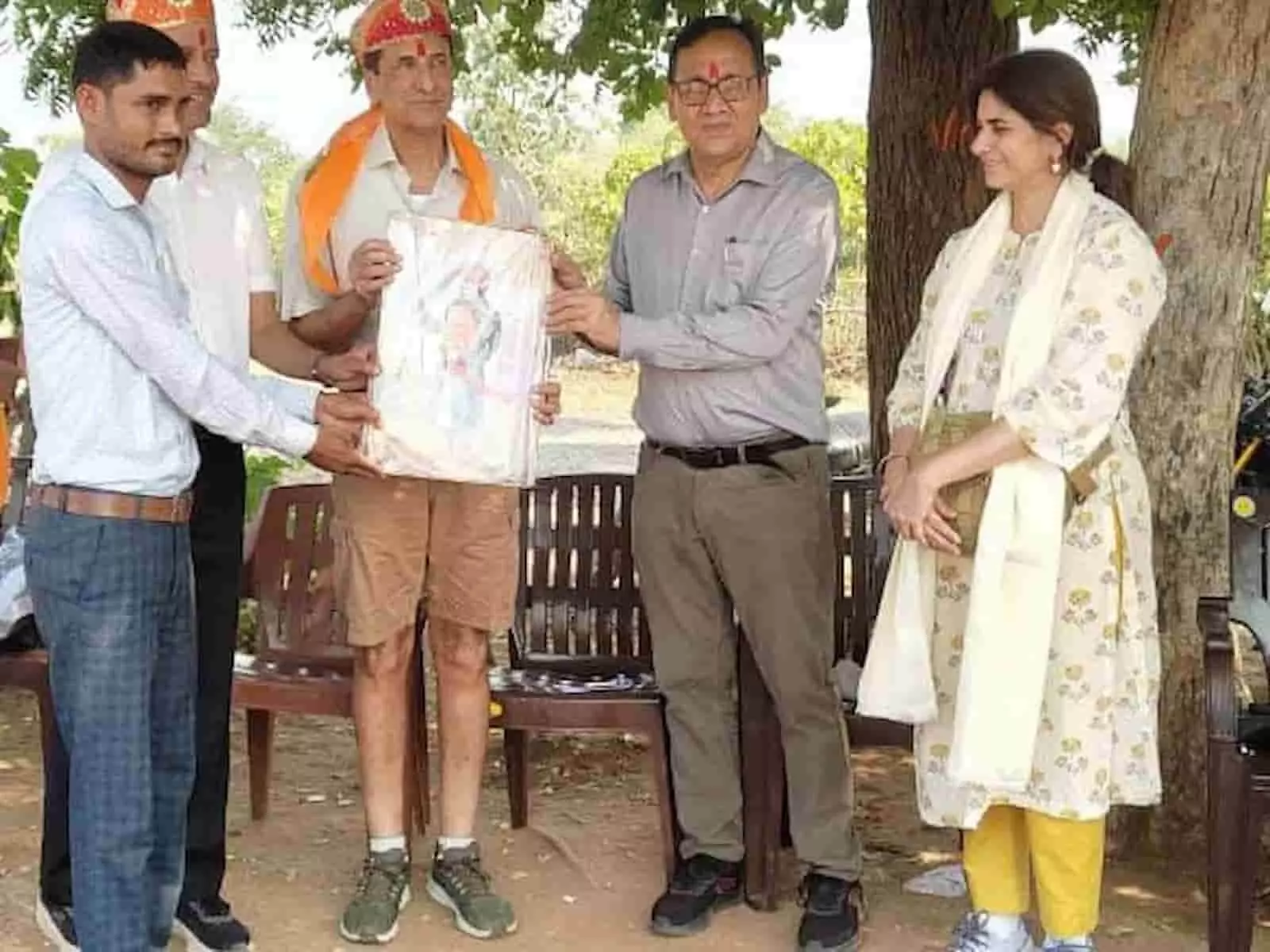 तस्वीर में लसाड़िया के प्राथमिक विद्यालय में जीर्णोद्धार निरीक्षण के दौरान हर्षवर्धन कानोरिया और अतिथियों का सम्मान करते लोग। तस्वीर में लसाड़िया के प्राथमिक विद्यालय में जीर्णोद्धार निरीक्षण के दौरान हर्षवर्धन कानोरिया और अतिथियों का सम्मान करते लोग।