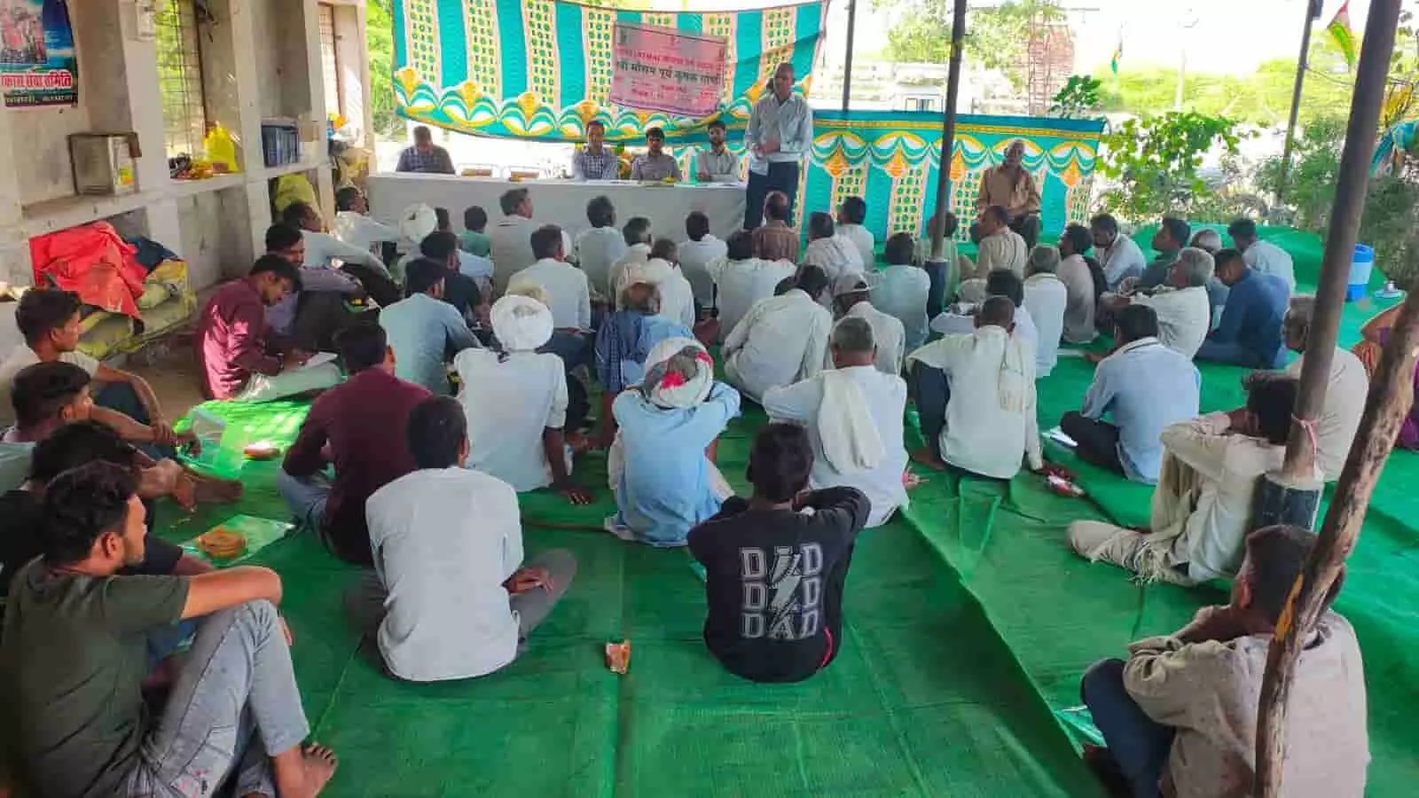 तस्वीर में करसाना गांव में आयोजित रबी कृषक गोष्ठी के दौरान किसानों को संबोधित करते कृषि अधिकारी। तस्वीर में करसाना गांव में आयोजित रबी कृषक गोष्ठी के दौरान किसानों को संबोधित करते कृषि अधिकारी।