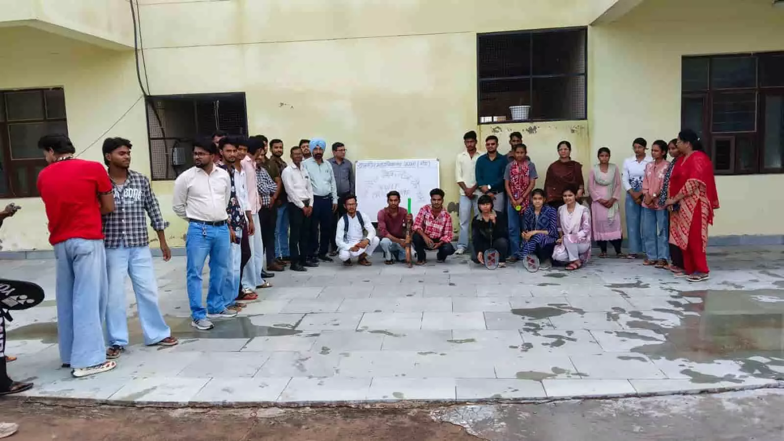 तस्वीर में डीग के महाविद्यालय परिसर में छात्र मतदाता जागरूकता के लिए खेल सामग्री के साथ खड़े हैं। तस्वीर में डीग के महाविद्यालय परिसर में छात्र मतदाता जागरूकता के लिए खेल सामग्री के साथ खड़े हैं।