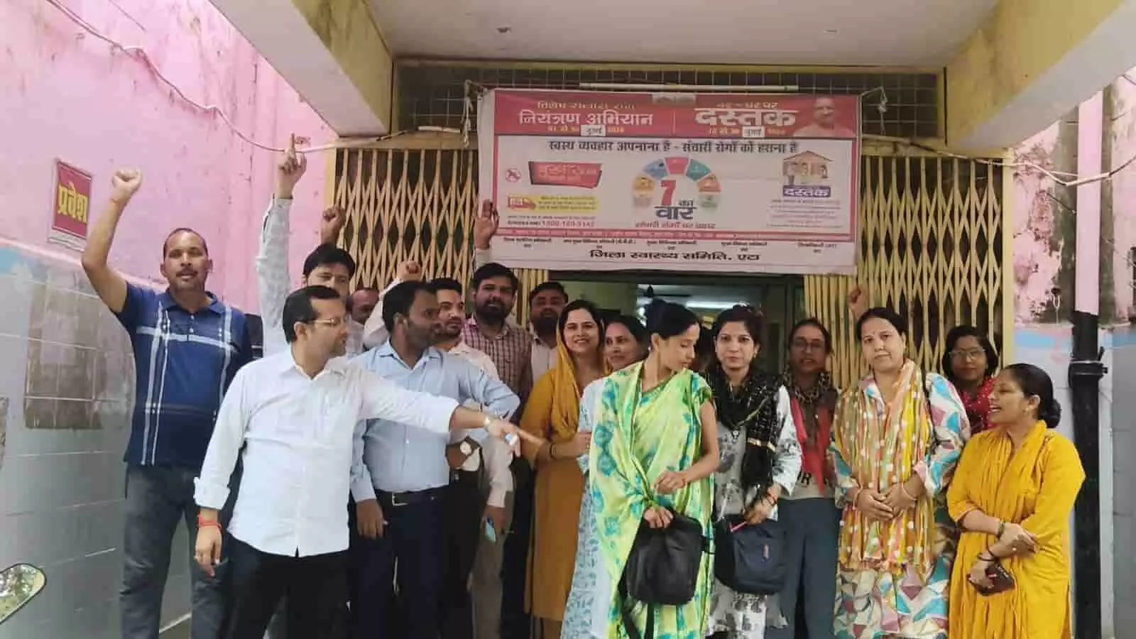 तस्वीर में अलीगंज में अपनी मांगों को लेकर नारेबाजी करते एनएचएम संविदा स्वास्थ्यकर्मी दिख रहे हैं। तस्वीर में अलीगंज में अपनी मांगों को लेकर नारेबाजी करते एनएचएम संविदा स्वास्थ्यकर्मी दिख रहे हैं।