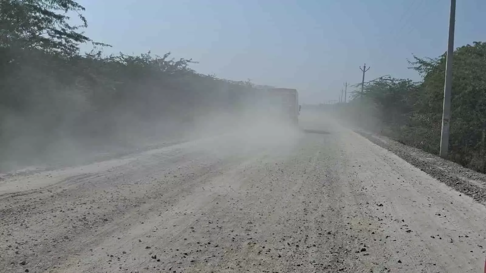 तस्वीर में कच्ची सड़क पर धूल का गुबार उड़ाता हुआ वाहन आमेट के सरदारगढ़-मादड़ी मार्ग पर दिख रहा है। तस्वीर में कच्ची सड़क पर धूल का गुबार उड़ाता हुआ वाहन आमेट के सरदारगढ़-मादड़ी मार्ग पर दिख रहा है।