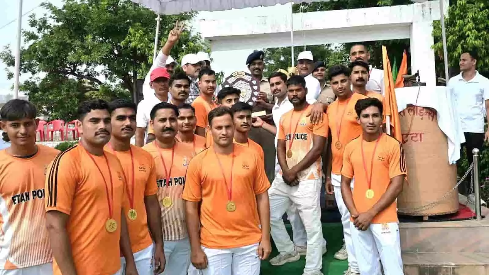 तस्वीर में विजेता एटा पुलिस टीम के खिलाड़ी ट्रॉफी और पदक के साथ एसएसपी से पुरस्कार प्राप्त करते हुए। तस्वीर में विजेता एटा पुलिस टीम के खिलाड़ी ट्रॉफी और पदक के साथ एसएसपी से पुरस्कार प्राप्त करते हुए।