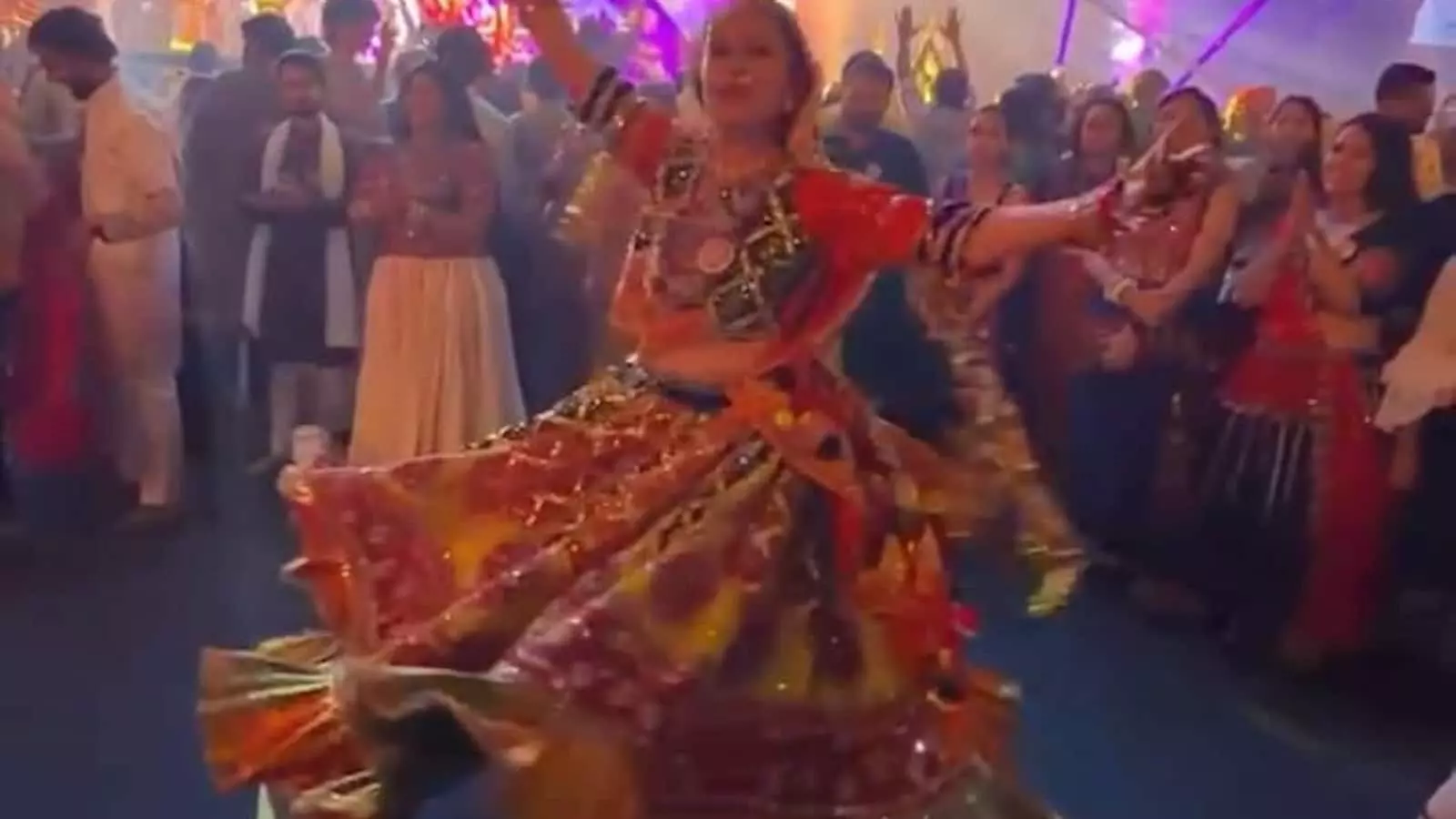 तस्वीर में पल्लवी आमेटा मुंबई के नेस्को में गरबा नृत्य प्रस्तुत करती नजर आ रही हैं। तस्वीर में पल्लवी आमेटा मुंबई के नेस्को में गरबा नृत्य प्रस्तुत करती नजर आ रही हैं।