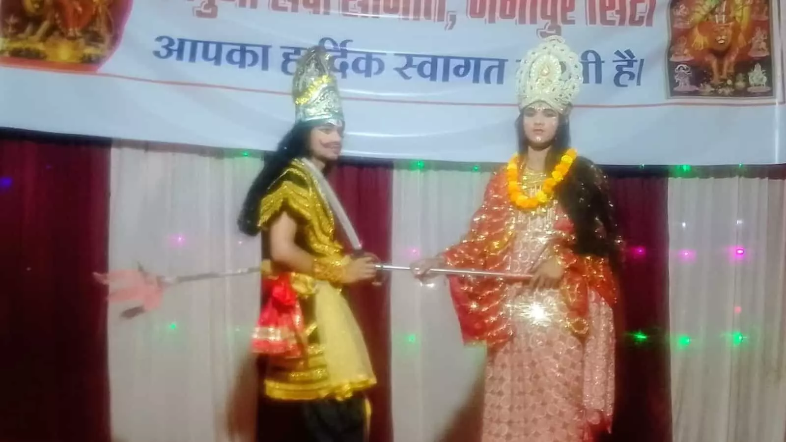 तस्वीर में गंगापुर सिटी के सीताराम मंदिर में नवरात्रा महोत्सव के दौरान मां दुर्गा और भैरव वध की सजीव झांकी दिखाई दे रही है। तस्वीर में गंगापुर सिटी के सीताराम मंदिर में नवरात्रा महोत्सव के दौरान मां दुर्गा और भैरव वध की सजीव झांकी दिखाई दे रही है।