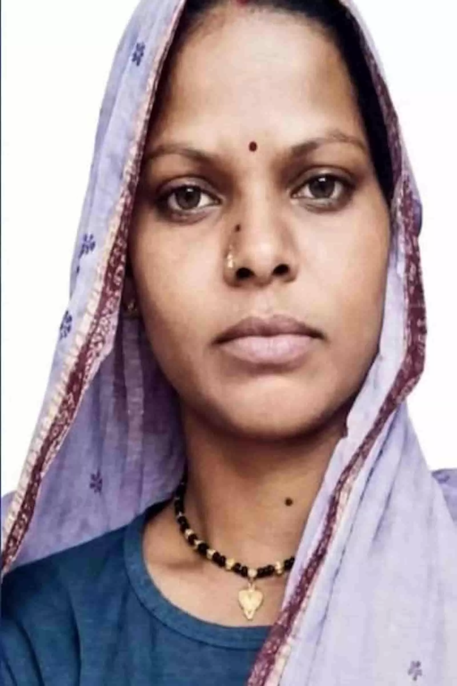 तस्वीर में दिख रही लापता महिला सोनिया देवी बेरवा की तलाश के लिए पुलिस भीलवाड़ा में आमजन से सहयोग मांग रही है। तस्वीर में दिख रही लापता महिला सोनिया देवी बेरवा की तलाश के लिए पुलिस भीलवाड़ा में आमजन से सहयोग मांग रही है।