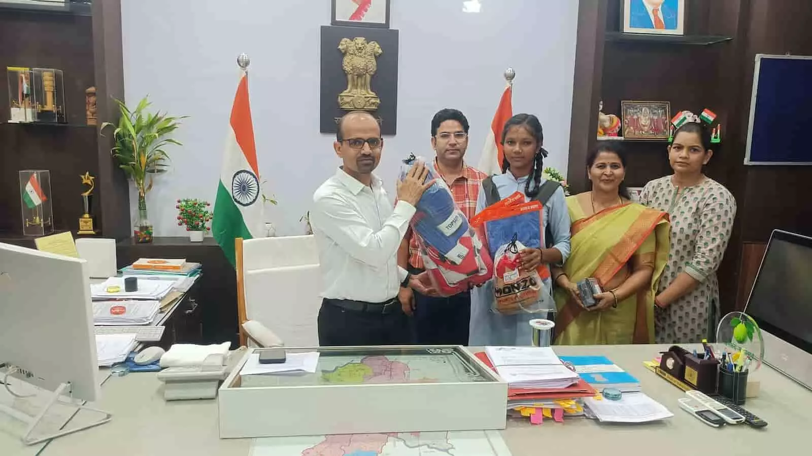 तस्वीर में जिला कलक्टर काना राम सवाई माधोपुर में बॉक्सिंग खिलाड़ी प्रियंका गुर्जर को खेल किट सौंप रहे हैं। तस्वीर में जिला कलक्टर काना राम सवाई माधोपुर में बॉक्सिंग खिलाड़ी प्रियंका गुर्जर को खेल किट सौंप रहे हैं।
