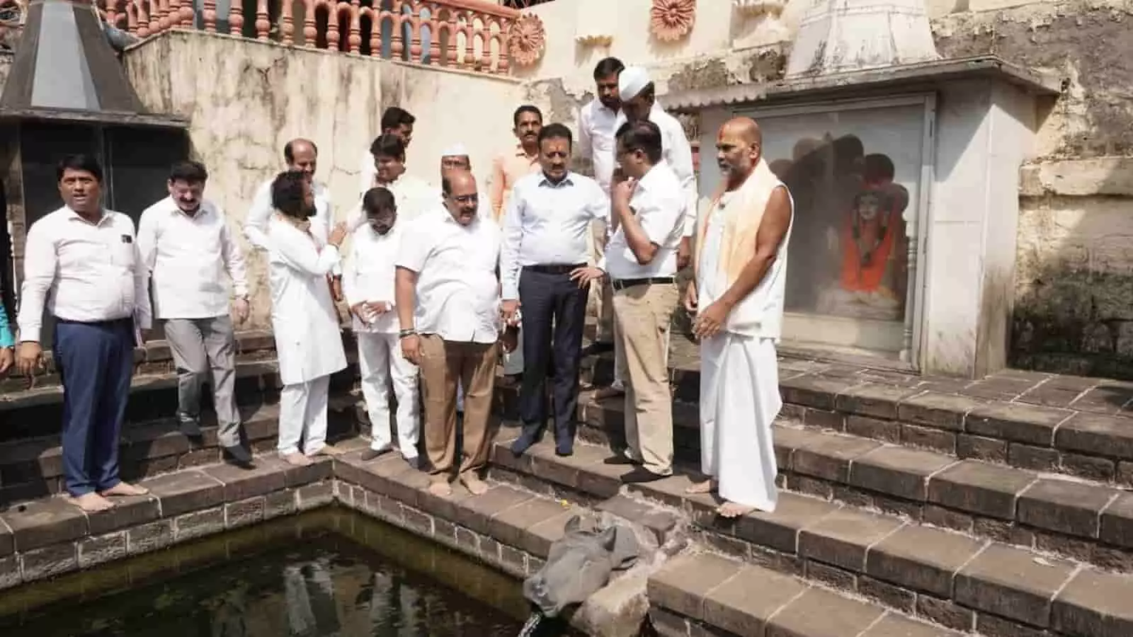 तस्वीर में इगतपुरी के कपिलतीर्थ परिसर का निरीक्षण करते हुए पालकमंत्री गिरीश महाजन और स्थानीय प्रतिनिधि। तस्वीर में इगतपुरी के कपिलतीर्थ परिसर का निरीक्षण करते हुए पालकमंत्री गिरीश महाजन और स्थानीय प्रतिनिधि।