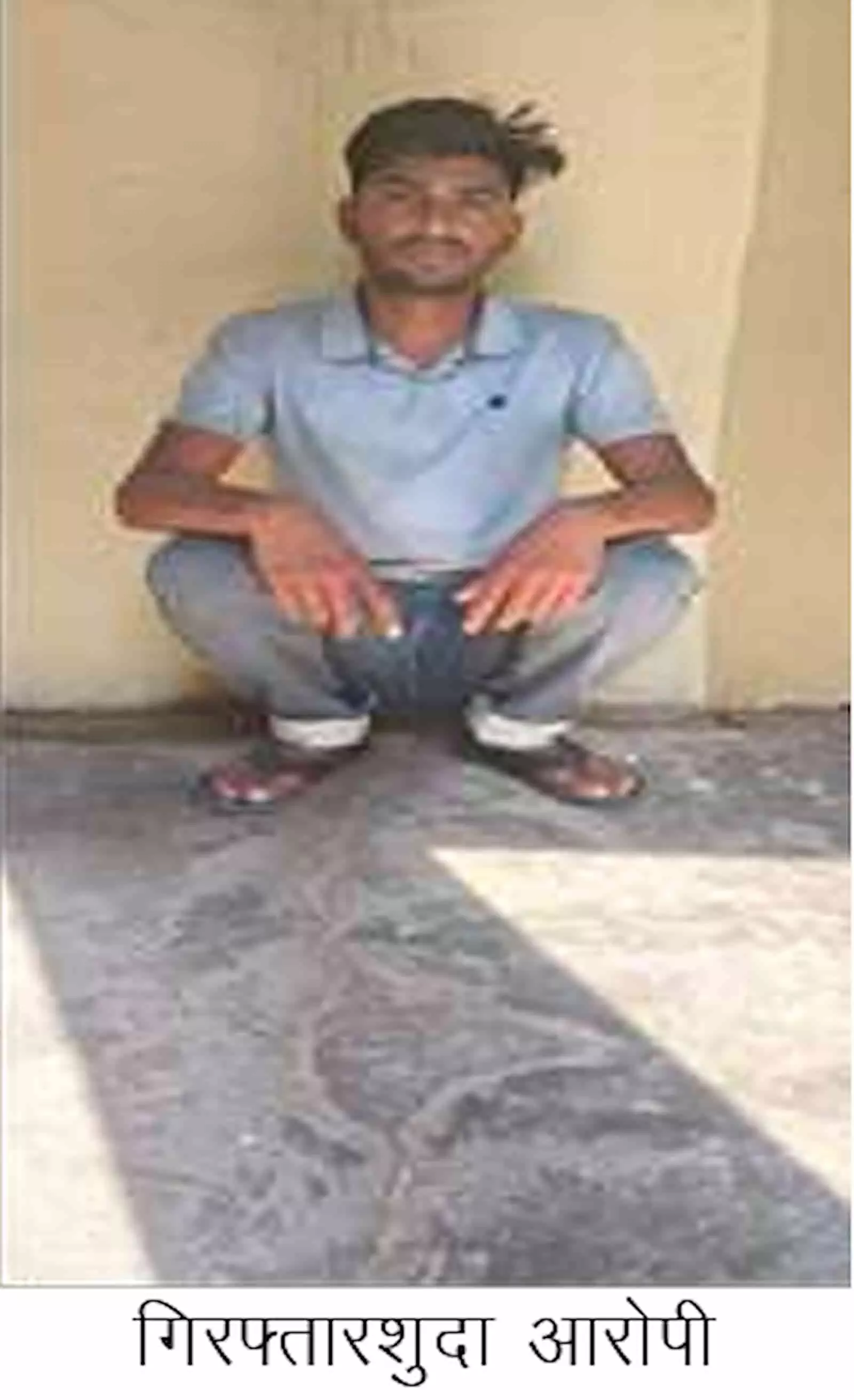 तस्वीर में मानटाउन थाना पुलिस द्वारा साइबर ठगी के आरोप में गिरफ्तार किया गया युवक नीचे बैठा हुआ दिख रहा है। तस्वीर में मानटाउन थाना पुलिस द्वारा साइबर ठगी के आरोप में गिरफ्तार किया गया युवक नीचे बैठा हुआ दिख रहा है।