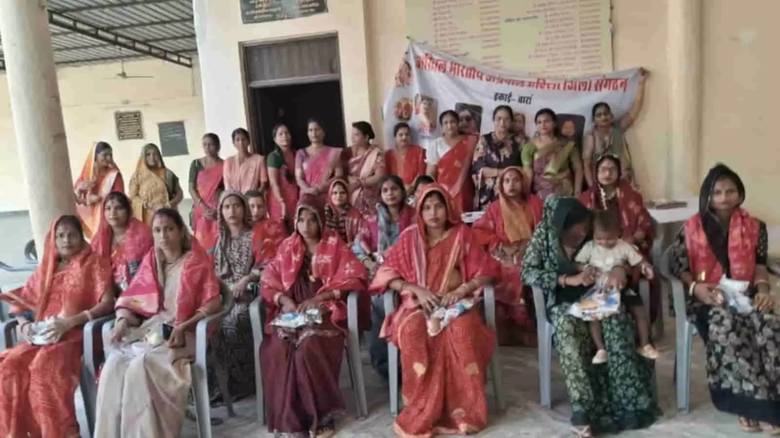 बारां में अग्रवाल धर्मशाला के भीतर गोद भराई कार्यक्रम के दौरान बैठीं गर्भवती महिलाएं बारां में अग्रवाल धर्मशाला के भीतर गोद भराई कार्यक्रम के दौरान बैठीं गर्भवती महिलाएं