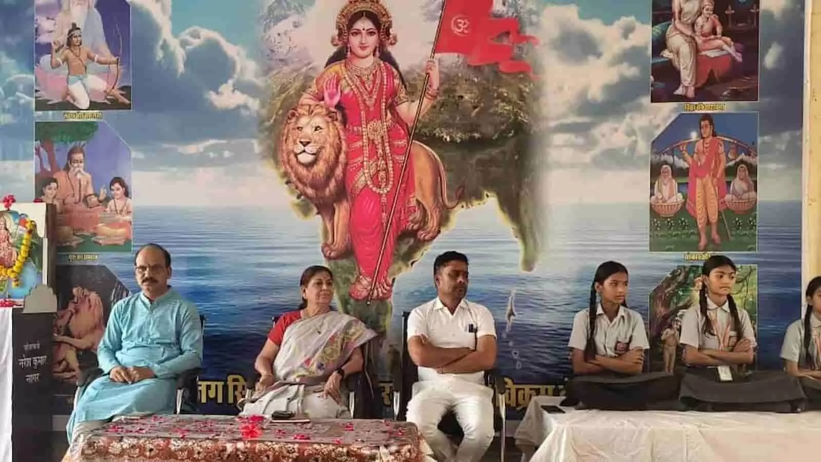 स्वामी विवेकानंद विद्या निकेतन बारां में आयोजित बालिका शिक्षा कार्यशाला के मंच पर बैठे अतिथि और छात्राएं। स्वामी विवेकानंद विद्या निकेतन बारां में आयोजित बालिका शिक्षा कार्यशाला के मंच पर बैठे अतिथि और छात्राएं।