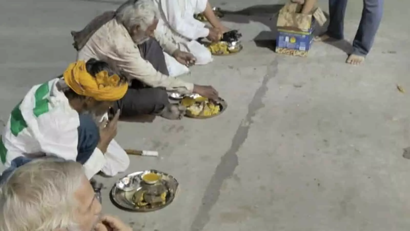 तस्वीर में बारां बस स्टैंड पर जमीन पर बैठे जरूरतमंद लोगों को सेवादार भोजन परोसते दिख रहे हैं। तस्वीर में बारां बस स्टैंड पर जमीन पर बैठे जरूरतमंद लोगों को सेवादार भोजन परोसते दिख रहे हैं।