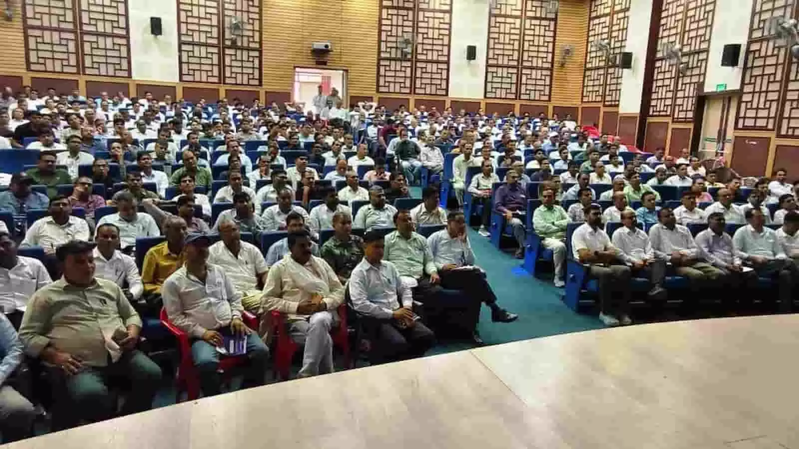 ऑडिटोरियम हॉल में बैठकर पंचायतीराज चुनाव का प्रशिक्षण लेते रिटर्निंग अधिकारी। ऑडिटोरियम हॉल में बैठकर पंचायतीराज चुनाव का प्रशिक्षण लेते रिटर्निंग अधिकारी।