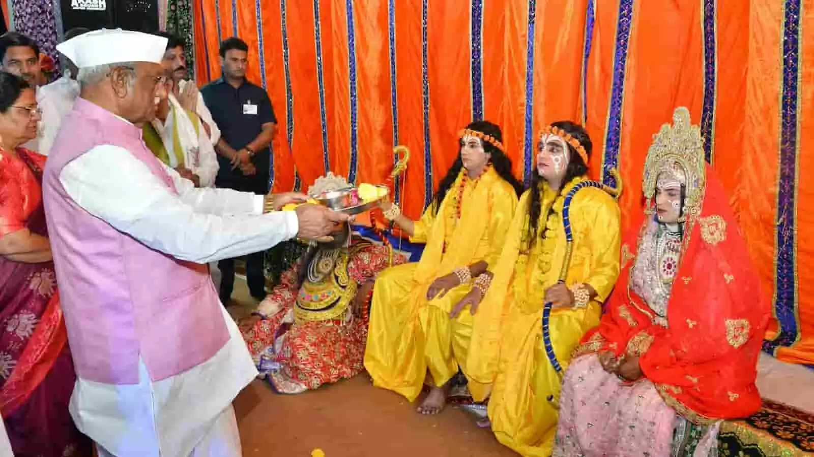 तस्वीर में राज्यपाल हरिभाऊ बागडे जयपुर में रामलीला के कलाकारों की आरती करते दिख रहे हैं। तस्वीर में राज्यपाल हरिभाऊ बागडे जयपुर में रामलीला के कलाकारों की आरती करते दिख रहे हैं।