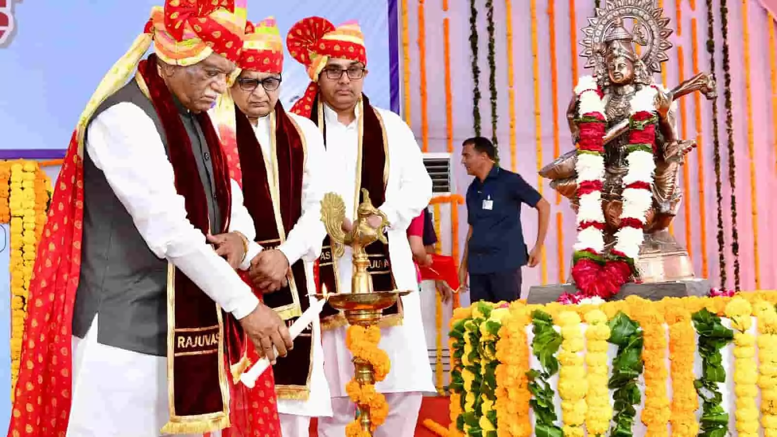 तस्वीर में राजस्थान के राज्यपाल हरिभाऊ बागडे बीकानेर स्थित राजुवास विश्वविद्यालय के दीक्षांत समारोह में दीप प्रज्वलित कर रहे हैं। तस्वीर में राजस्थान के राज्यपाल हरिभाऊ बागडे बीकानेर स्थित राजुवास विश्वविद्यालय के दीक्षांत समारोह में दीप प्रज्वलित कर रहे हैं।