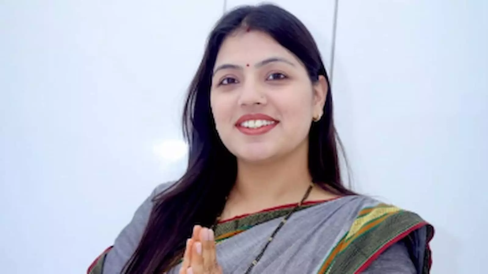 तस्वीर में हाथ जोड़े मुस्कुराती गंगापुर नगरपालिका अध्यक्ष प्रीति काकाणी दिख रही हैं। तस्वीर में हाथ जोड़े मुस्कुराती गंगापुर नगरपालिका अध्यक्ष प्रीति काकाणी दिख रही हैं।