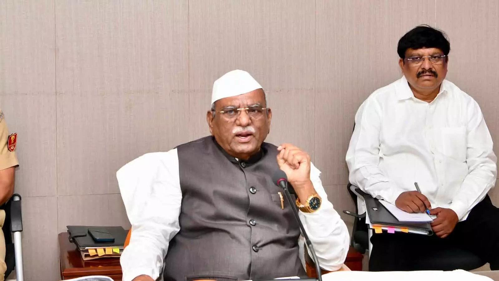 तस्वीर में राज्यपाल हरिभाऊ बागडे बीकानेर में टीबी और नशा मुक्ति को लेकर बैठक करते हुए दिख रहे हैं. तस्वीर में राज्यपाल हरिभाऊ बागडे बीकानेर में टीबी और नशा मुक्ति को लेकर बैठक करते हुए दिख रहे हैं.