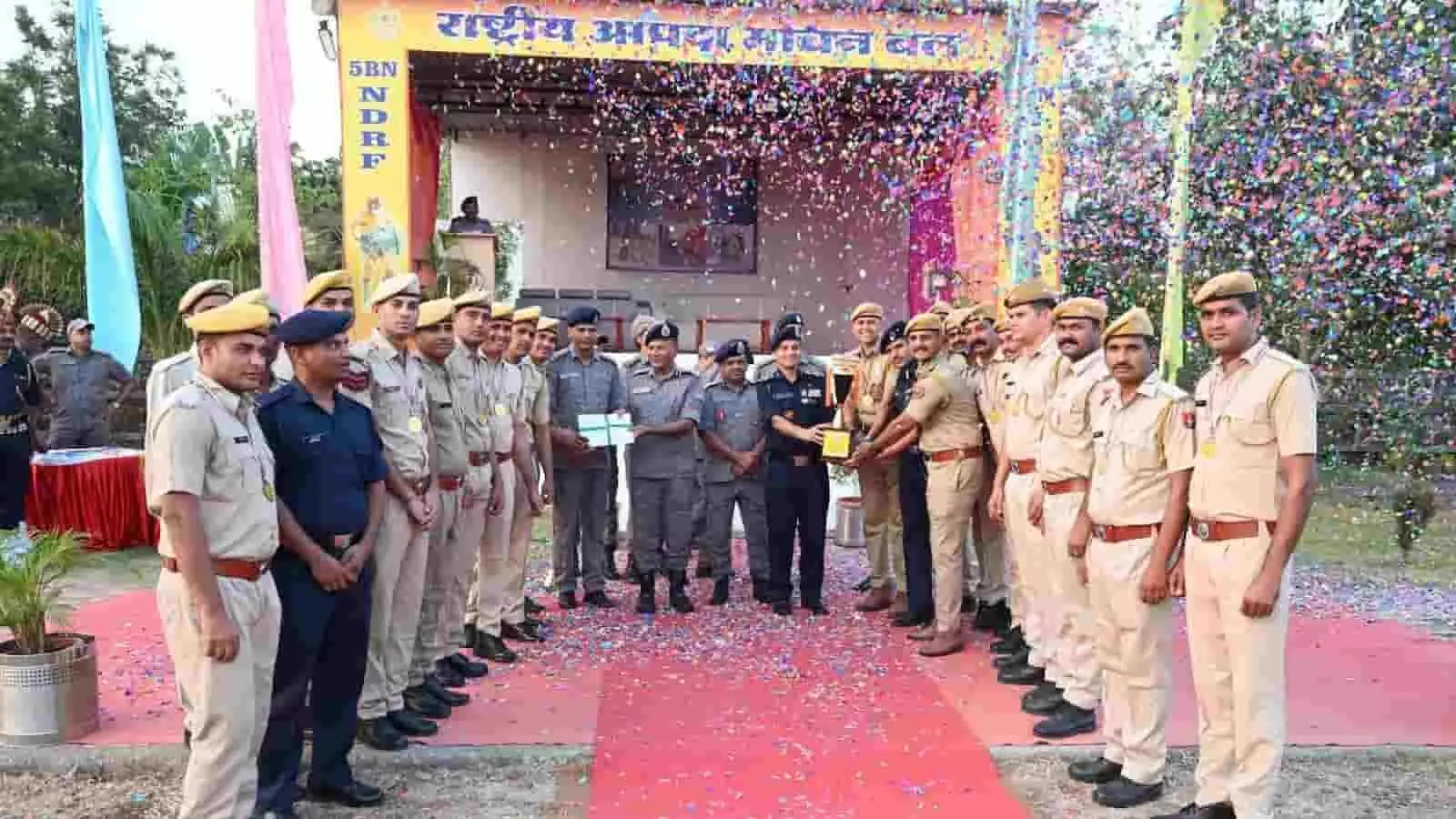 तस्वीर में पुणे के कार्यक्रम में राजस्थान एसडीआरएफ के जवान ट्रॉफी और सम्मान प्राप्त करते हुए दिख रहे हैं। तस्वीर में पुणे के कार्यक्रम में राजस्थान एसडीआरएफ के जवान ट्रॉफी और सम्मान प्राप्त करते हुए दिख रहे हैं।