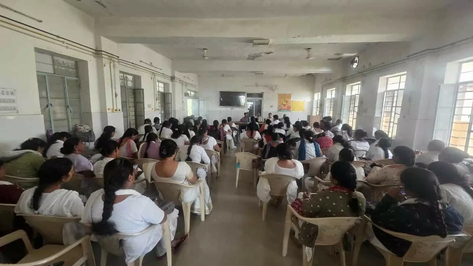 तस्वीर में खेरवाड़ा सामुदायिक स्वास्थ्य केंद्र हॉल में समीक्षा बैठक में बैठे स्वास्थ्यकर्मी दिख रहे हैं। तस्वीर में खेरवाड़ा सामुदायिक स्वास्थ्य केंद्र हॉल में समीक्षा बैठक में बैठे स्वास्थ्यकर्मी दिख रहे हैं।