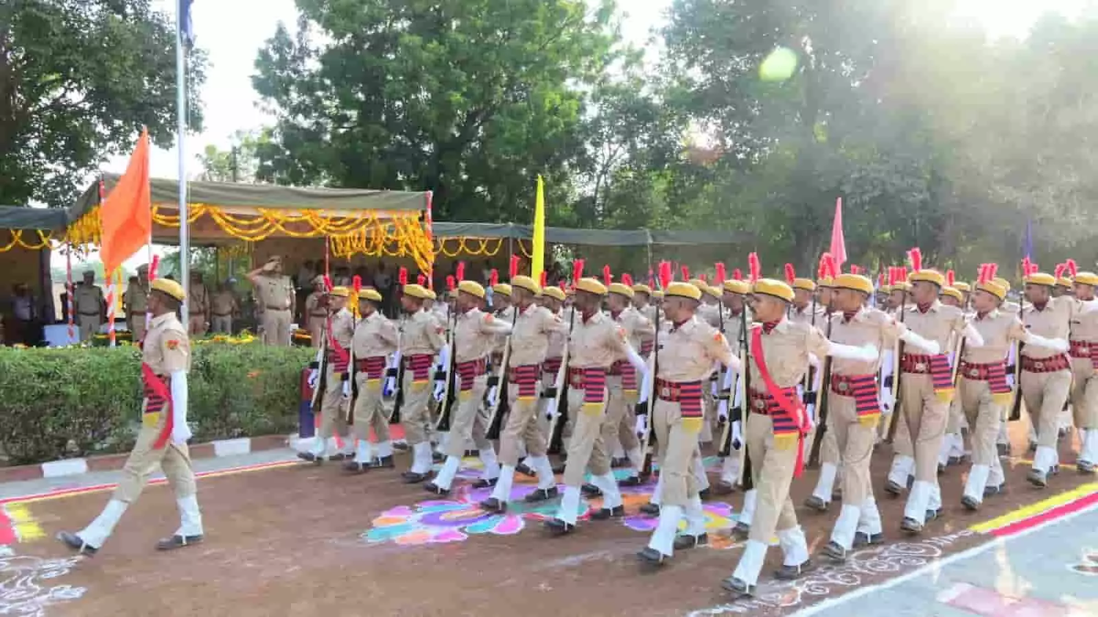 तस्वीर में खेरवाड़ा पीटीएस में दीक्षांत समारोह के दौरान मार्च-पास्ट करते राजस्थान पुलिस के नव आरक्षक। तस्वीर में खेरवाड़ा पीटीएस में दीक्षांत समारोह के दौरान मार्च-पास्ट करते राजस्थान पुलिस के नव आरक्षक।
