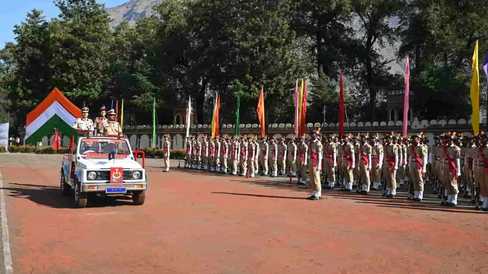 तस्वीर में कुल्लू स्थित एसएसबी शमशी केंद्र में दीक्षांत समारोह के दौरान मार्च पास्ट करते नव आरक्षी दिख रहे हैं। तस्वीर में कुल्लू स्थित एसएसबी शमशी केंद्र में दीक्षांत समारोह के दौरान मार्च पास्ट करते नव आरक्षी दिख रहे हैं।