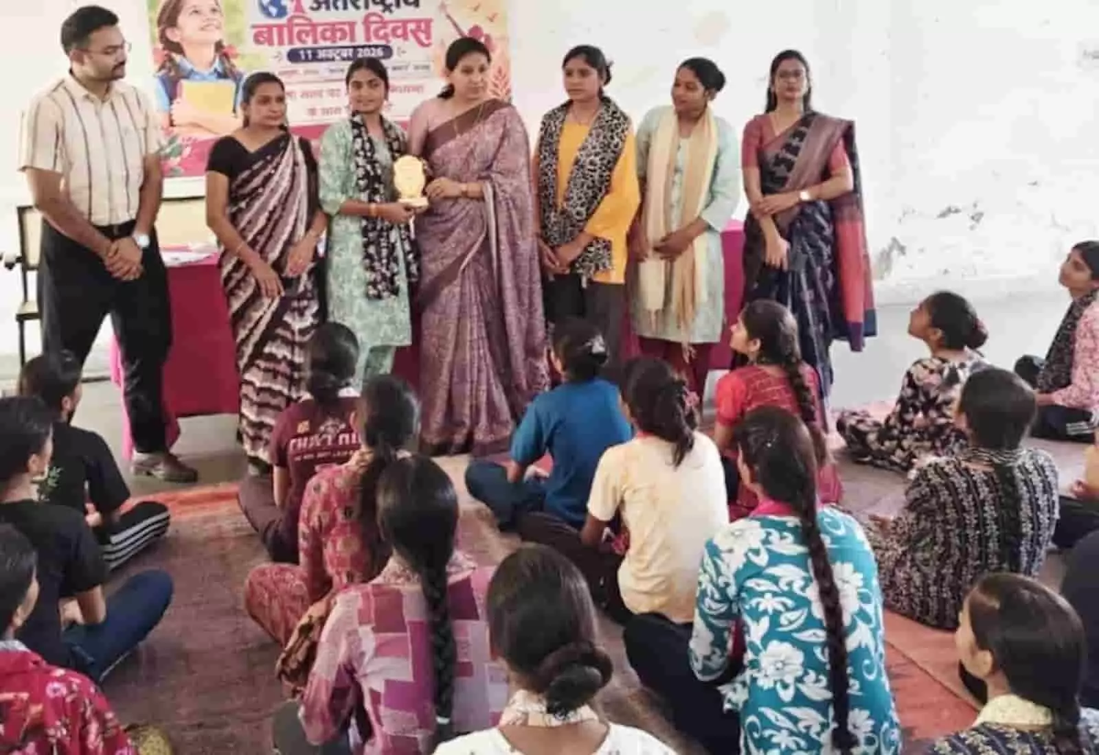 तस्वीर में बारां में अंतर्राष्ट्रीय बालिका दिवस कार्यक्रम के दौरान अधिकारियों द्वारा छात्रा को सम्मानित करते हुए देखा जा सकता है। तस्वीर में बारां में अंतर्राष्ट्रीय बालिका दिवस कार्यक्रम के दौरान अधिकारियों द्वारा छात्रा को सम्मानित करते हुए देखा जा सकता है।