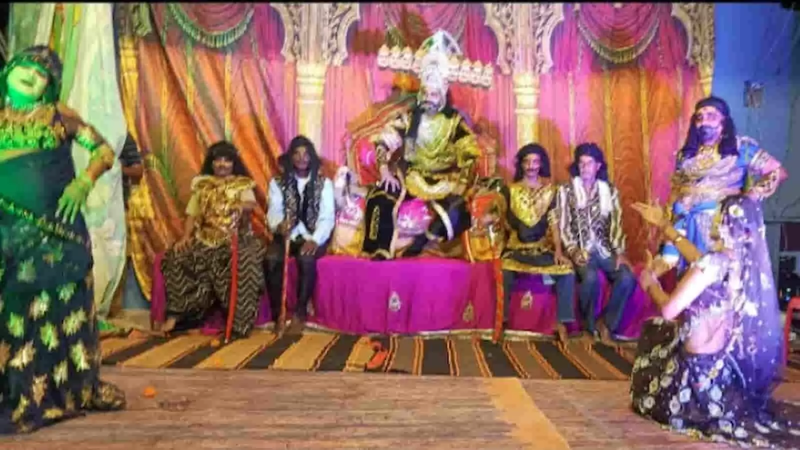 तस्वीर में रामलीला मंच पर रावण दरबार और सूर्पणखा प्रसंग का अभिनय करते कलाकार दिख रहे हैं। तस्वीर में रामलीला मंच पर रावण दरबार और सूर्पणखा प्रसंग का अभिनय करते कलाकार दिख रहे हैं।