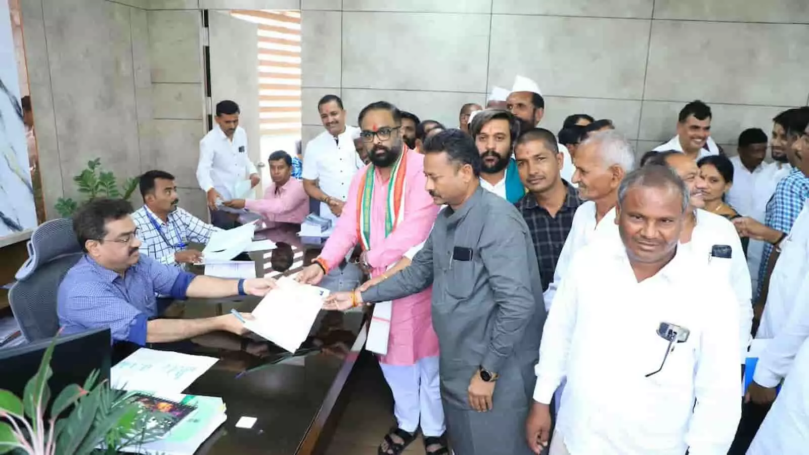 तस्वीर में लातूर बैंक चुनाव के लिए उम्मीदवार अधिकारी को अपना नामांकन पत्र सौंपते हुए दिख रहे हैं। तस्वीर में लातूर बैंक चुनाव के लिए उम्मीदवार अधिकारी को अपना नामांकन पत्र सौंपते हुए दिख रहे हैं।