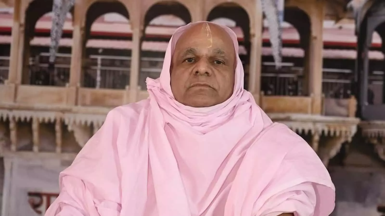 तस्वीर में गुलाबी वस्त्र पहने आचार्य श्रीरामदयालजी महाराज भीलवाड़ा में सत्संग के दौरान प्रवचन देते हुए दिख रहे हैं। तस्वीर में गुलाबी वस्त्र पहने आचार्य श्रीरामदयालजी महाराज भीलवाड़ा में सत्संग के दौरान प्रवचन देते हुए दिख रहे हैं।
