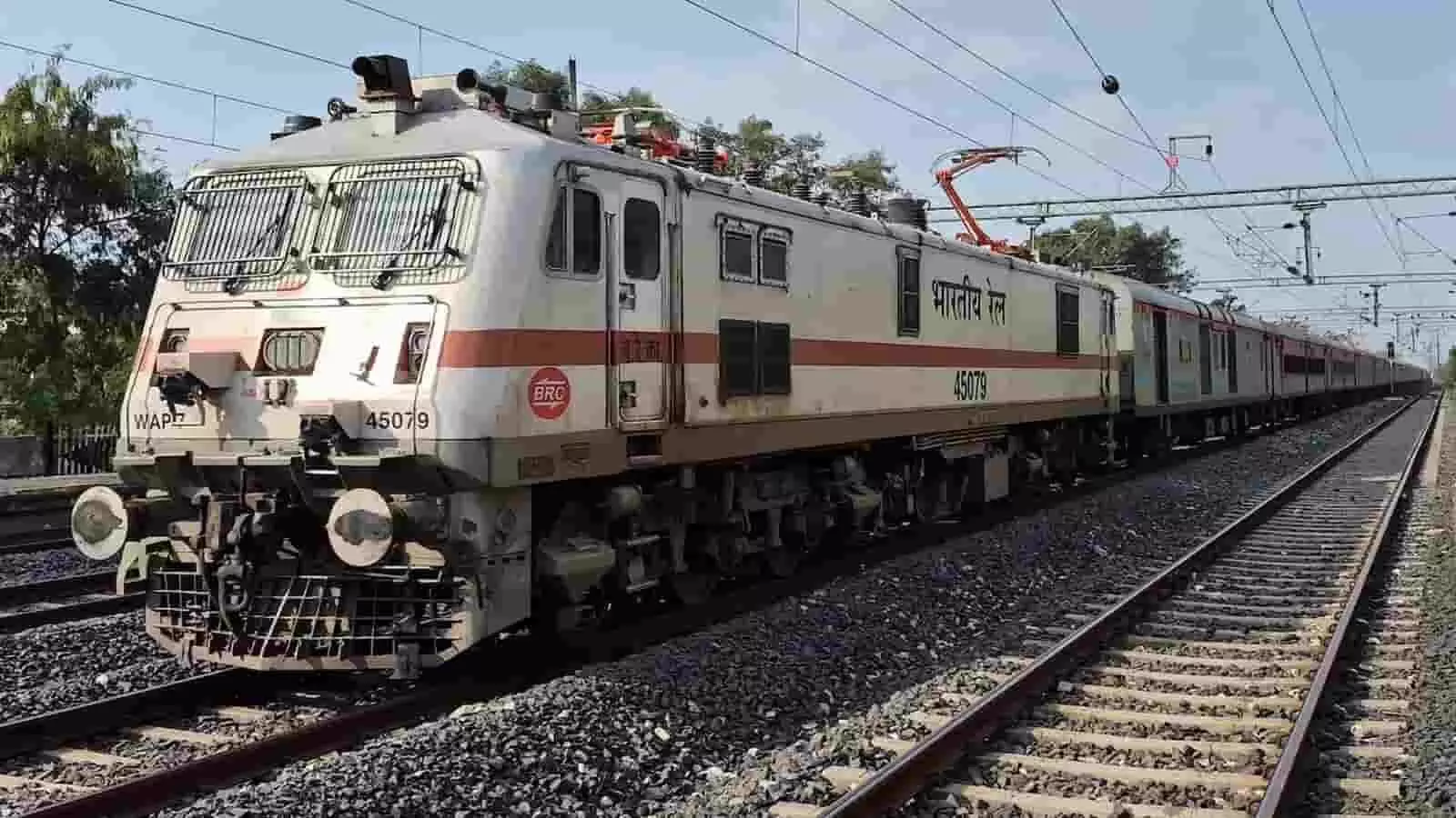 तस्वीर में रेलवे ट्रैक पर चलती हुई भारतीय रेल की एक पैसेंजर ट्रेन दिखाई दे रही है। तस्वीर में रेलवे ट्रैक पर चलती हुई भारतीय रेल की एक पैसेंजर ट्रेन दिखाई दे रही है।