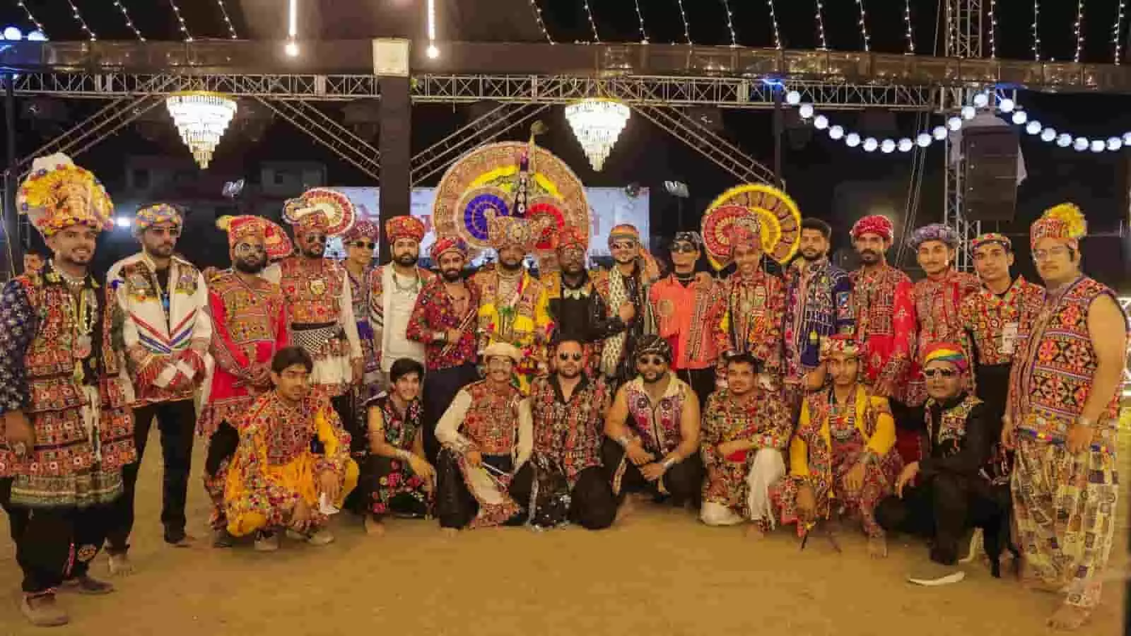 चित्तौड़गढ़ में जयकारा महोत्सव के दौरान पारंपरिक परिधान में सजा डांडिया प्रतिभागियों का समूह। चित्तौड़गढ़ में जयकारा महोत्सव के दौरान पारंपरिक परिधान में सजा डांडिया प्रतिभागियों का समूह।