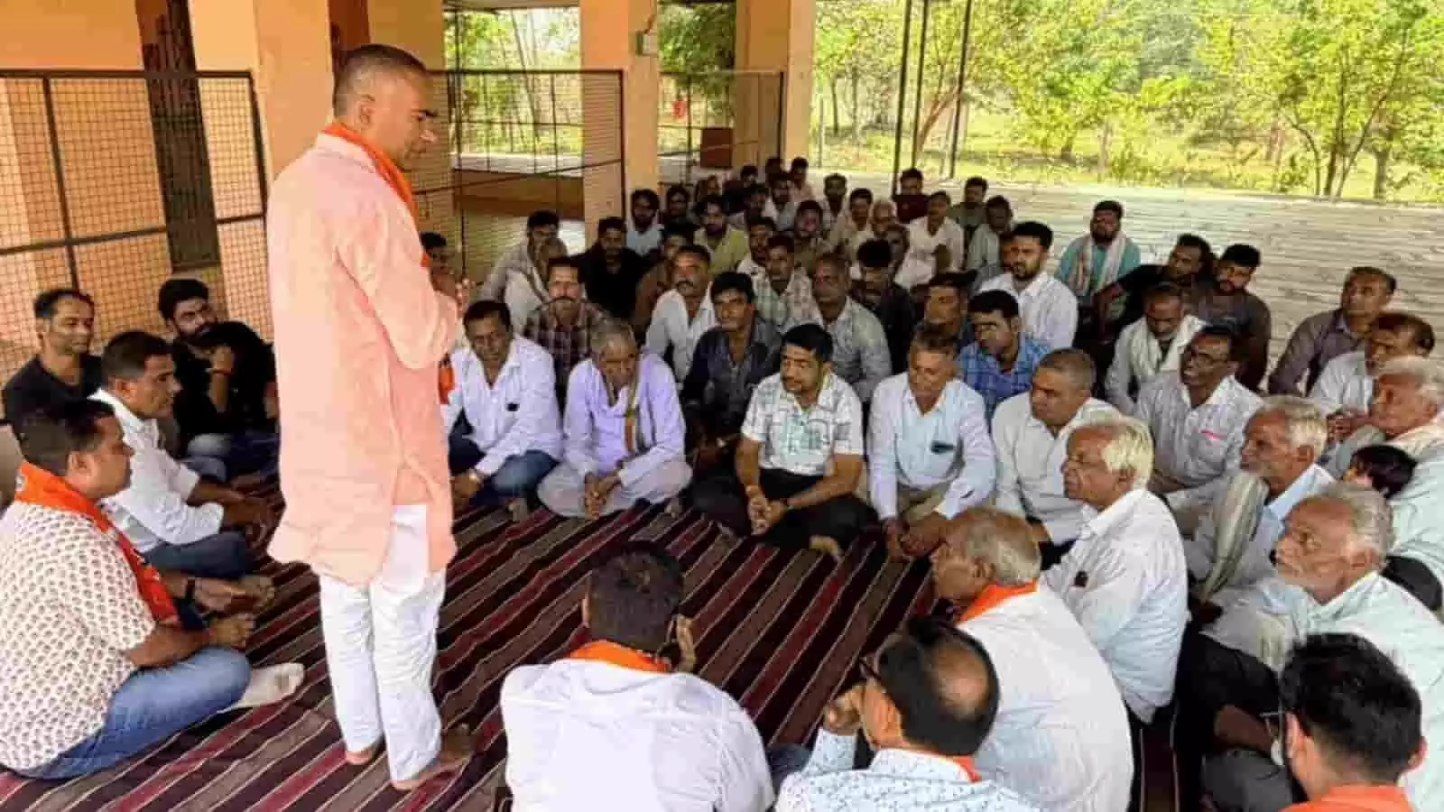 तस्वीर में विधायक चंद्रभान सिंह आक्या चित्तौड़गढ़ के सहनवा में भाजपा कार्यकर्ताओं की बैठक को संबोधित करते दिख रहे हैं। तस्वीर में विधायक चंद्रभान सिंह आक्या चित्तौड़गढ़ के सहनवा में भाजपा कार्यकर्ताओं की बैठक को संबोधित करते दिख रहे हैं।