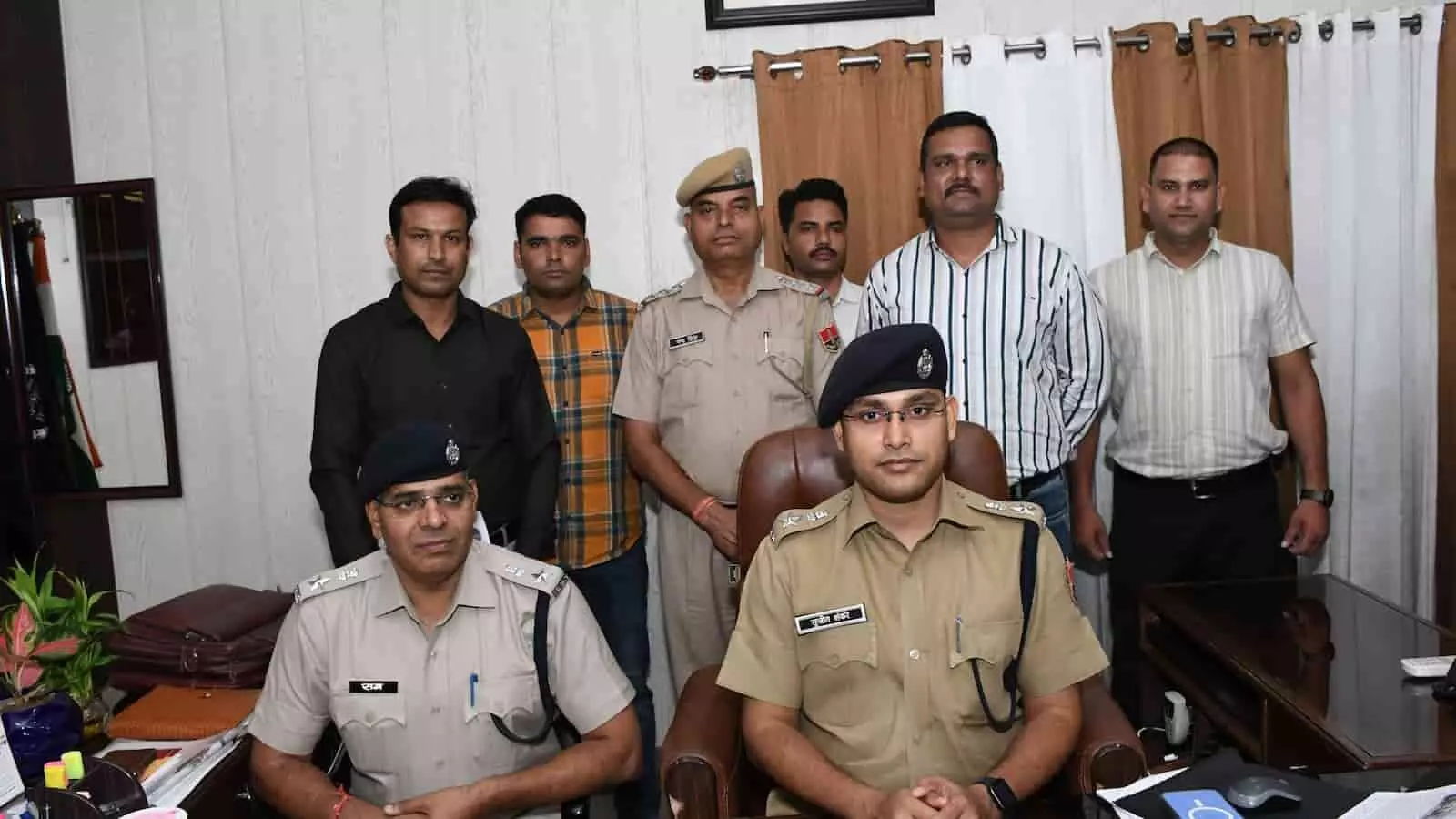 तस्वीर में कोटा ग्रामीण पुलिस अधीक्षक और अन्य अधिकारी तार चोरी का पर्दाफाश करते हुए दिख रहे हैं। तस्वीर में कोटा ग्रामीण पुलिस अधीक्षक और अन्य अधिकारी तार चोरी का पर्दाफाश करते हुए दिख रहे हैं।