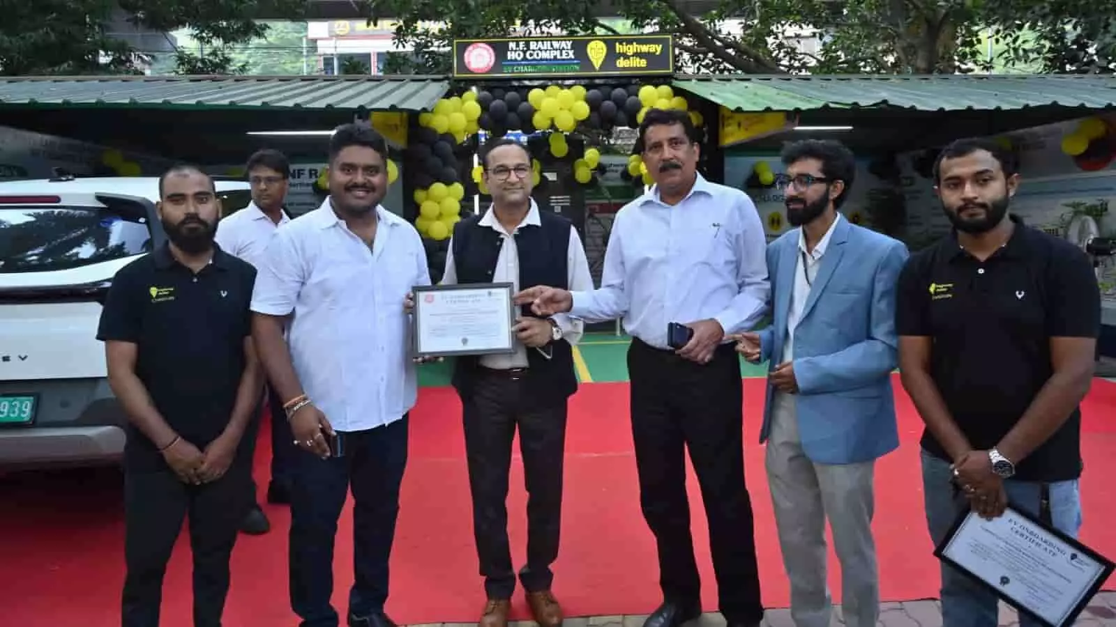 तस्वीर में एनएफआर महाप्रबंधक चेतन कुमार श्रीवास्तव मालीगांव मुख्यालय में ईवी चार्जिंग सुविधा का उद्घाटन करते हुए दिख रहे हैं। तस्वीर में एनएफआर महाप्रबंधक चेतन कुमार श्रीवास्तव मालीगांव मुख्यालय में ईवी चार्जिंग सुविधा का उद्घाटन करते हुए दिख रहे हैं।