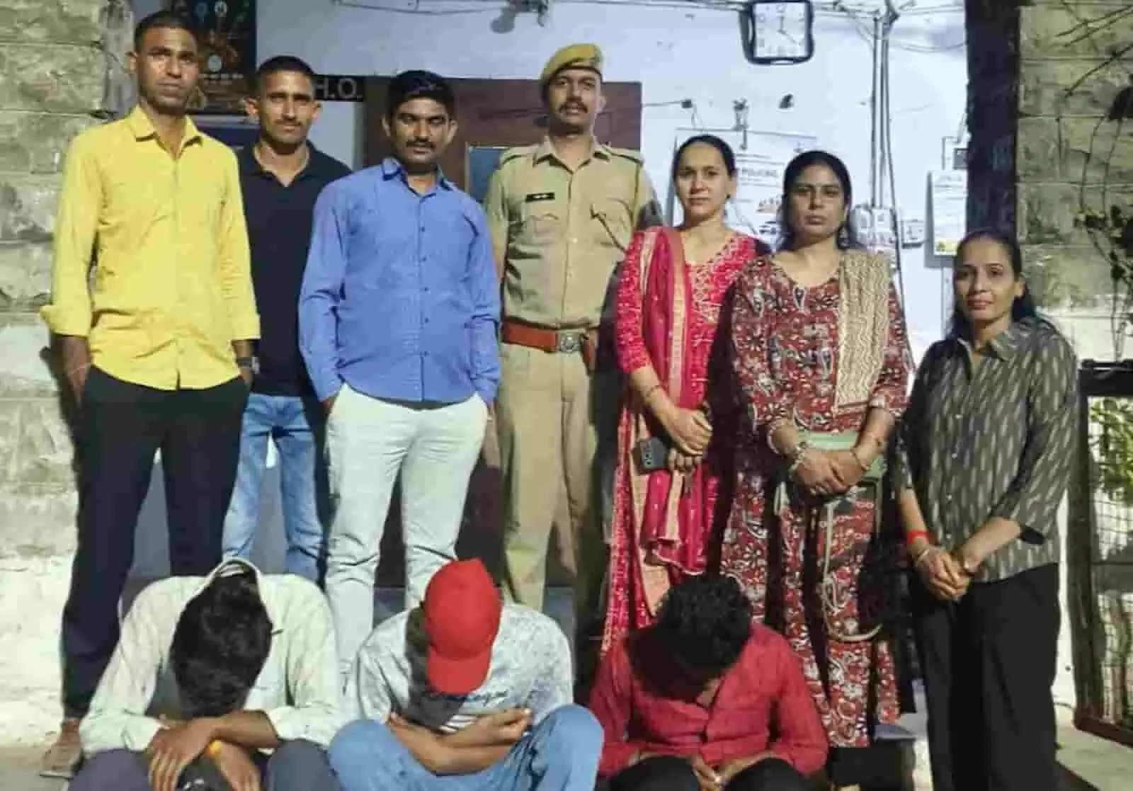 तस्वीर में चित्तौड़गढ़ थाना परिसर के बाहर पुलिस अधिकारियों और कालिका यूनिट के साथ हिरासत में लिए गए आरोपी दिख रहे हैं। तस्वीर में चित्तौड़गढ़ थाना परिसर के बाहर पुलिस अधिकारियों और कालिका यूनिट के साथ हिरासत में लिए गए आरोपी दिख रहे हैं।