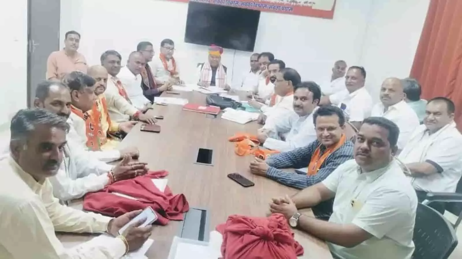 चित्तौड़गढ़ भाजपा कार्यालय में पंचायतीराज चुनाव रणनीति बैठक के दौरान टेबल के चारों ओर बैठे पार्टी नेता। चित्तौड़गढ़ भाजपा कार्यालय में पंचायतीराज चुनाव रणनीति बैठक के दौरान टेबल के चारों ओर बैठे पार्टी नेता।