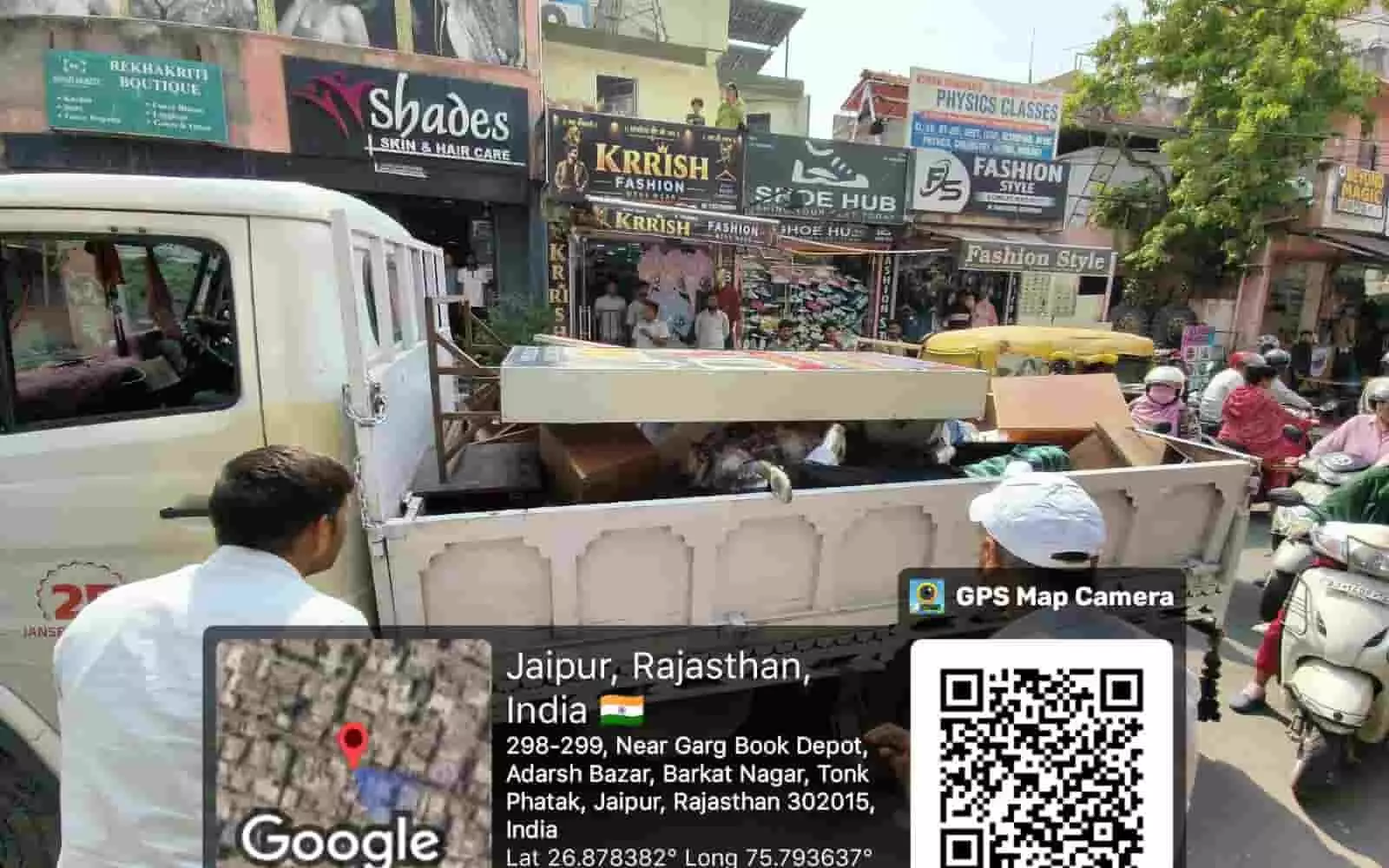 तस्वीर में जयपुर के बाजार में नगर निगम की टीम वाहन पर जब्त सामान ले जाती हुई। तस्वीर में जयपुर के बाजार में नगर निगम की टीम वाहन पर जब्त सामान ले जाती हुई।