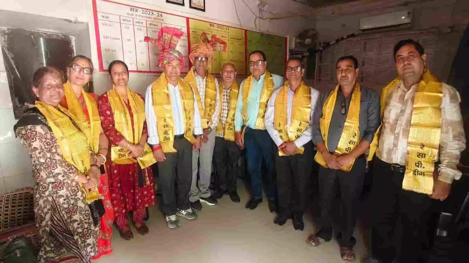 तस्वीर में डीग के कुम्हेर में रेसा पी कार्यकारिणी चुनाव के दौरान उपस्थित पदाधिकारी दिख रहे हैं। तस्वीर में डीग के कुम्हेर में रेसा पी कार्यकारिणी चुनाव के दौरान उपस्थित पदाधिकारी दिख रहे हैं।