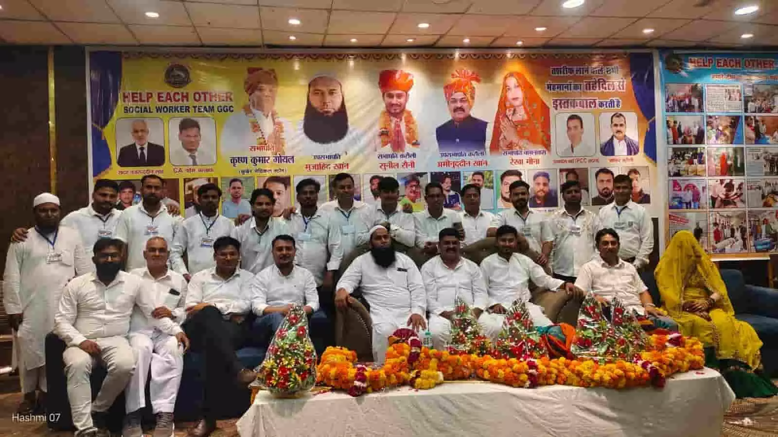 तस्वीर में गंगापुर सिटी के सम्मान समारोह मंच पर बैठे अतिथि और समाजसेवी दिख रहे हैं। तस्वीर में गंगापुर सिटी के सम्मान समारोह मंच पर बैठे अतिथि और समाजसेवी दिख रहे हैं।