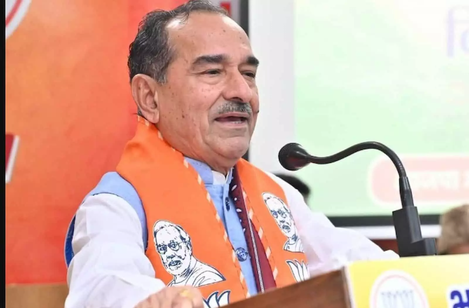 तस्वीर में मदन राठौड़ जयपुर में माइक के सामने भाषण देते हुए दिखाई दे रहे हैं। तस्वीर में मदन राठौड़ जयपुर में माइक के सामने भाषण देते हुए दिखाई दे रहे हैं।