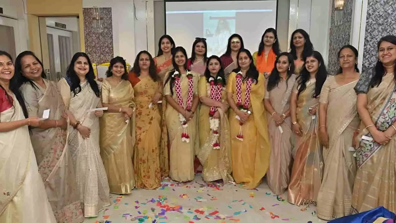 तस्वीर में अग्र आरोही महिला मंच की नवनिर्वाचित सदस्य कोटा में समारोह के दौरान एक साथ खड़ी हैं। तस्वीर में अग्र आरोही महिला मंच की नवनिर्वाचित सदस्य कोटा में समारोह के दौरान एक साथ खड़ी हैं।