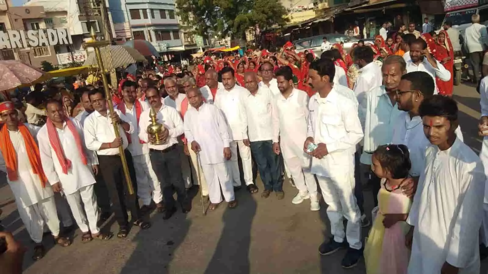 तस्वीर में बड़ी सादड़ी में कुलदेवी मंदिर जीर्णोद्धार कलश यात्रा में शामिल श्रद्धालु दिख रहे हैं। तस्वीर में बड़ी सादड़ी में कुलदेवी मंदिर जीर्णोद्धार कलश यात्रा में शामिल श्रद्धालु दिख रहे हैं।