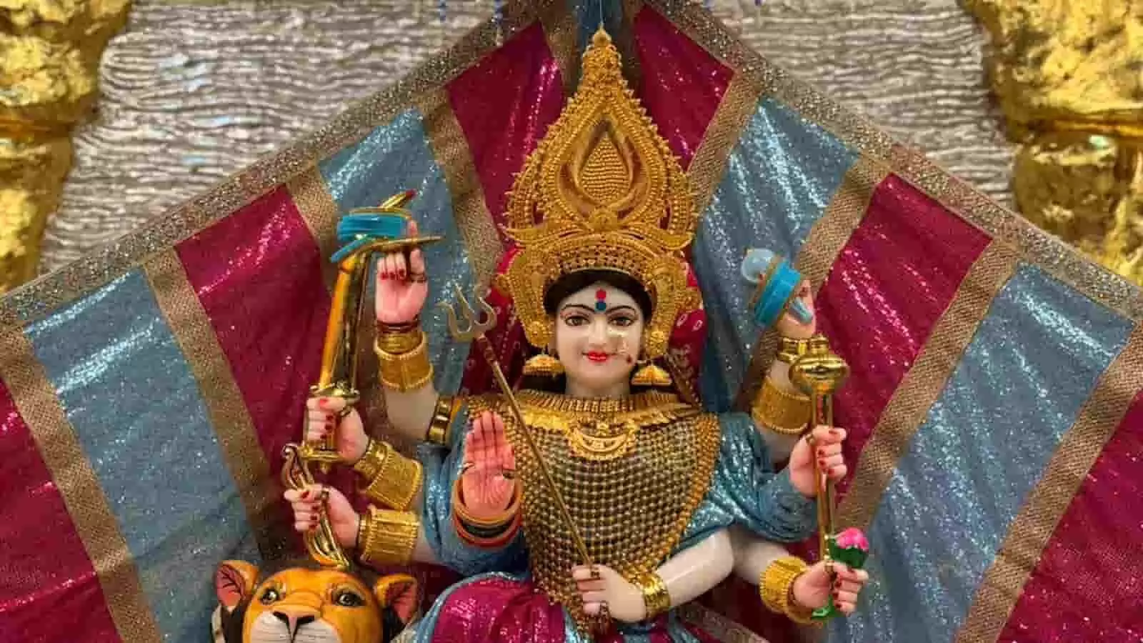 तस्वीर में कोटा के मंदिर में सजाई गई माता रानी की दिव्य प्रतिमा दिख रही है। तस्वीर में कोटा के मंदिर में सजाई गई माता रानी की दिव्य प्रतिमा दिख रही है।