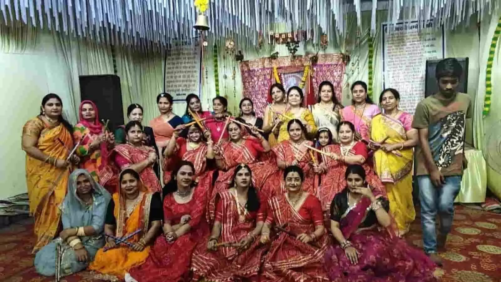 तस्वीर में कोटा के जनकपुरी क्षेत्र में मां शक्ति भवानी महिला मित्र मंडल द्वारा आयोजित शारदीय नवरात्र महोत्सव में पारंपरिक वेशभूषा में गरबा और डांडिया करती महिलाएं नजर आ रही हैं। तस्वीर में कोटा के जनकपुरी क्षेत्र में मां शक्ति भवानी महिला मित्र मंडल द्वारा आयोजित शारदीय नवरात्र महोत्सव में पारंपरिक वेशभूषा में गरबा और डांडिया करती महिलाएं नजर आ रही हैं।
