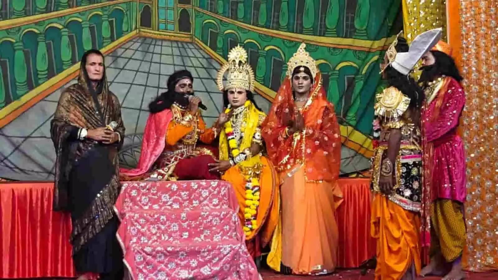 तस्वीर में कोटा रामलीला के मंच पर पारंपरिक वेशभूषा में सजे कलाकार अभिनय करते दिख रहे हैं। तस्वीर में कोटा रामलीला के मंच पर पारंपरिक वेशभूषा में सजे कलाकार अभिनय करते दिख रहे हैं।