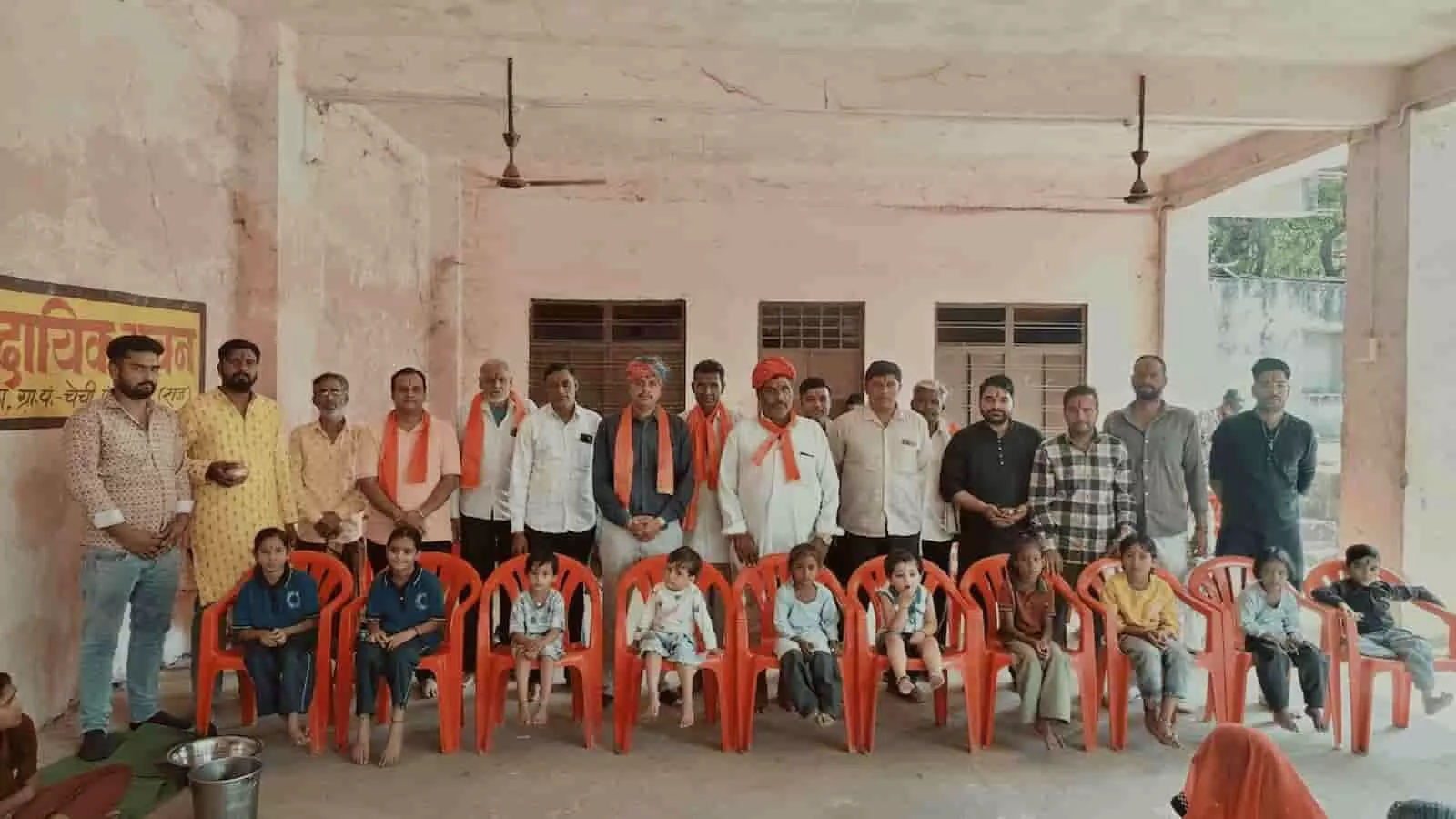 तस्वीर में चेची में आयोजित धार्मिक कार्यक्रम के दौरान कुर्सियों पर बैठी बच्चियां और आयोजन समिति के सदस्य दिख रहे हैं। तस्वीर में चेची में आयोजित धार्मिक कार्यक्रम के दौरान कुर्सियों पर बैठी बच्चियां और आयोजन समिति के सदस्य दिख रहे हैं।