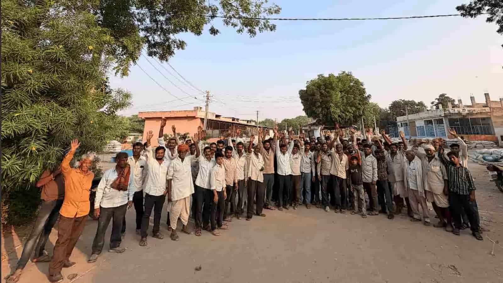 तस्वीर में बड़ी सादड़ी कृषि उपज मंडी परिसर के बाहर हाथ उठाकर विरोध दर्ज कराते किसान दिख रहे हैं। तस्वीर में बड़ी सादड़ी कृषि उपज मंडी परिसर के बाहर हाथ उठाकर विरोध दर्ज कराते किसान दिख रहे हैं।