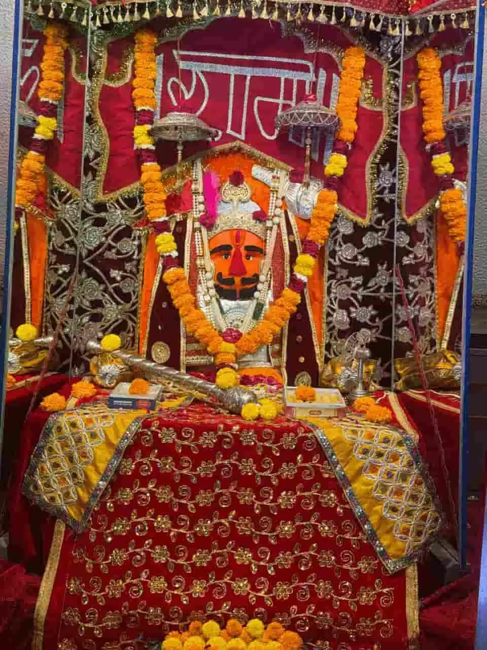 तस्वीर में फतहनगर के सिद्ध हनुमान मंदिर में सिंदूरी चोले, पुष्पमालाओं और आभूषणों से सजे बालाजी महाराज का भव्य स्वरूप दिख रहा है। तस्वीर में फतहनगर के सिद्ध हनुमान मंदिर में सिंदूरी चोले, पुष्पमालाओं और आभूषणों से सजे बालाजी महाराज का भव्य स्वरूप दिख रहा है।