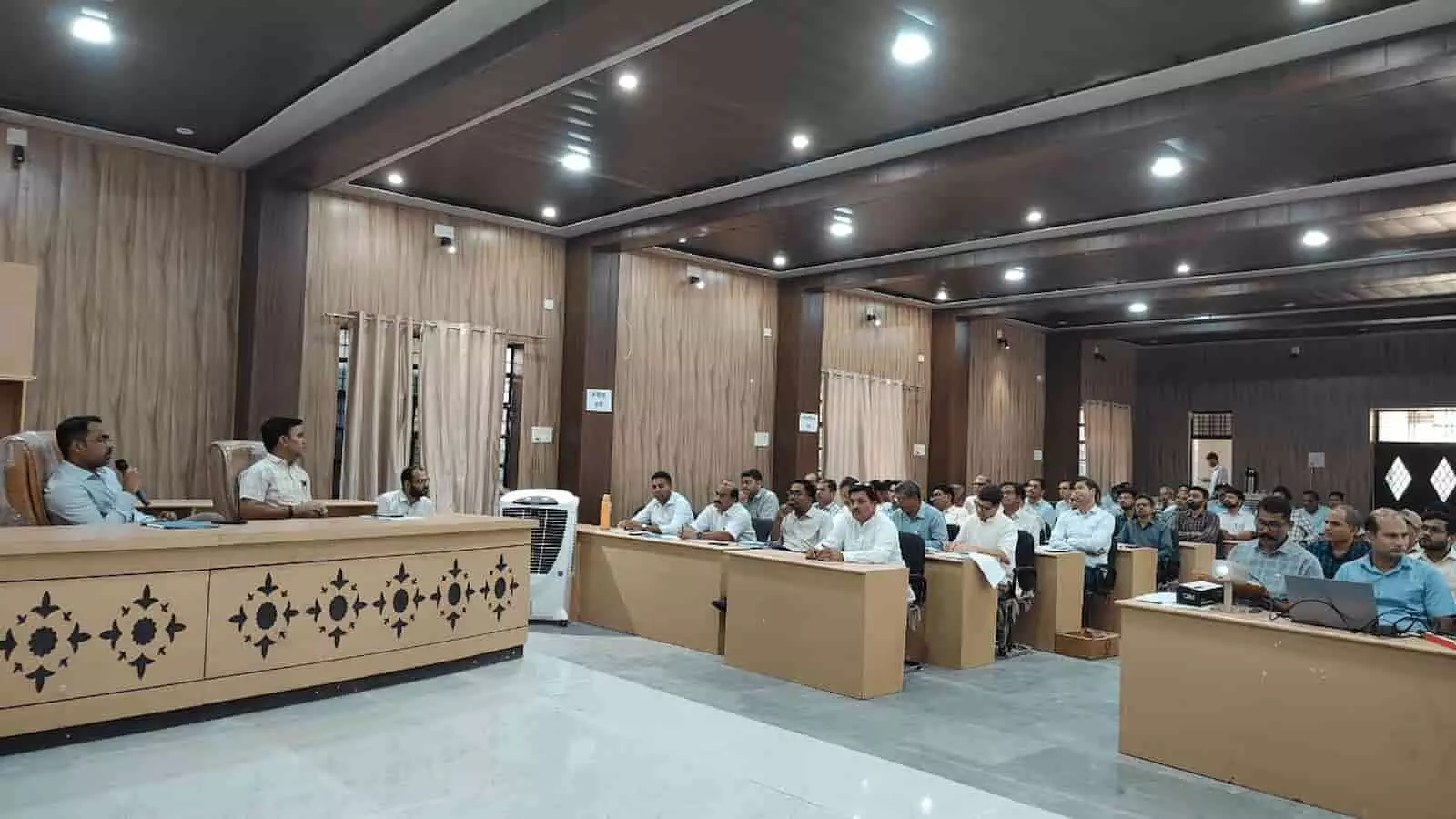 तस्वीर में सलूंबर में पंचायत चुनाव तैयारियों पर आयोजित प्रशिक्षण बैठक में उपस्थित अधिकारी दिख रहे हैं। तस्वीर में सलूंबर में पंचायत चुनाव तैयारियों पर आयोजित प्रशिक्षण बैठक में उपस्थित अधिकारी दिख रहे हैं।