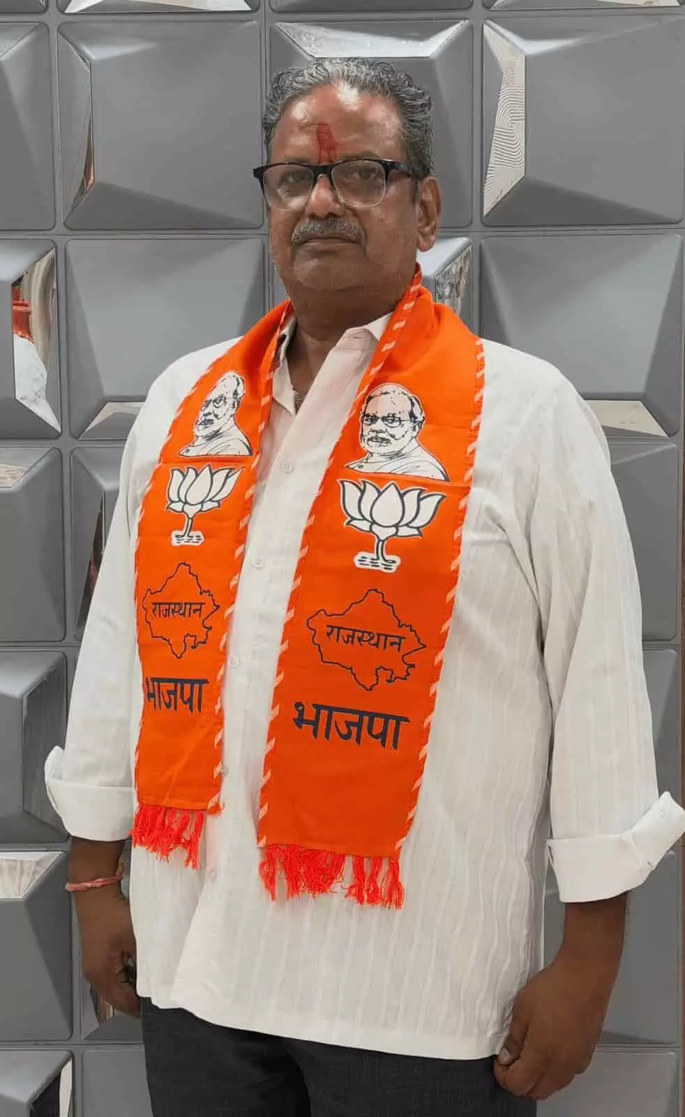 तस्वीर में सलूंबर नगर परिषद के नेता प्रतिपक्ष और भाजपा पार्षद कैलाश गांधी गले में पार्टी का दुपट्टा पहने खड़े दिख रहे हैं। तस्वीर में सलूंबर नगर परिषद के नेता प्रतिपक्ष और भाजपा पार्षद कैलाश गांधी गले में पार्टी का दुपट्टा पहने खड़े दिख रहे हैं।